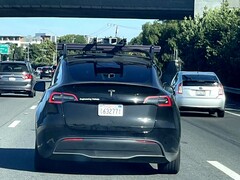 Esse Tesla Model Y em particular tem uma unidade LiDAR montada no teto, o que sugere que ele está sendo usado para testar o próximo robotáxi da Tesla. (Fonte da imagem: Steve Krawczyk/The Verge)