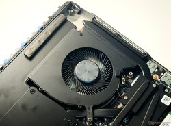 O Titan 18 HX AI usa um sistema de resfriamento de ventilador duplo com quatro exaustores