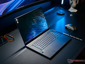 Um laptop fino para jogos agora com uma RTX 5090 e 64 GB de RAM - Análise do Asus ROG Zephyrus G16 2025