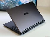 Laptop RTX 5070 Ti e até 128 GB de RAM em um híbrido de jogo/estação de trabalho - Análise do laptop XMG Pro 16 (E25)
